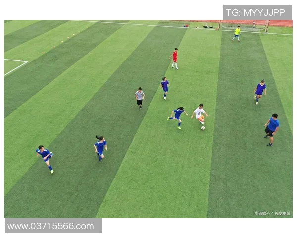 足球周岁写真展现青春活力与梦想追逐的精彩瞬间 足球周岁写真展现青春活力与梦想追逐的精彩瞬间