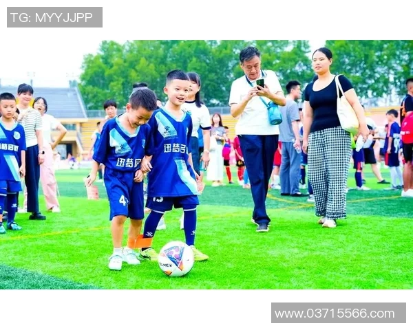 客厅足球的乐趣与技巧探索让家庭聚会充满活力与欢笑 客厅足球的乐趣与技巧探索让家庭聚会充满活力与欢笑