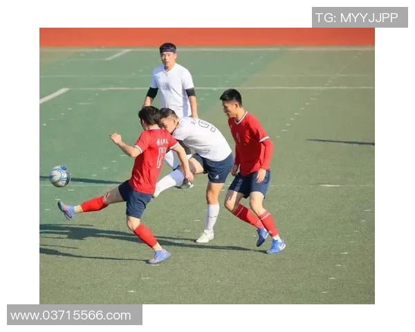 激情四溢的绿茵场上足球比赛的激烈瞬间与球员的拼搏精神 激情四溢的绿茵场上足球比赛的激烈瞬间与球员的拼搏精神