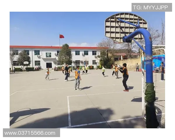 足球场上的热情拍手声激励着每一位球员奋勇争先的瞬间 足球场上的热情拍手声激励着每一位球员奋勇争先的瞬间